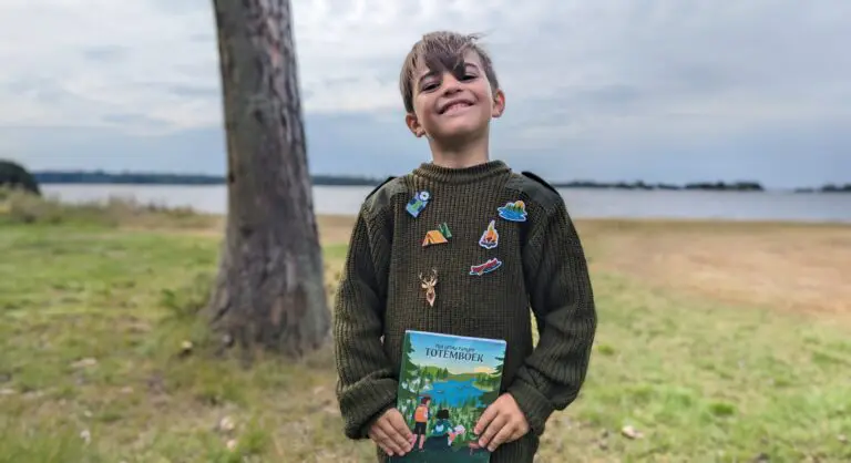 garçon avec un petit livre - vacances en Suède - voyager avec des enfants - randonnée en canoë en Suède - voyages avec des enfants