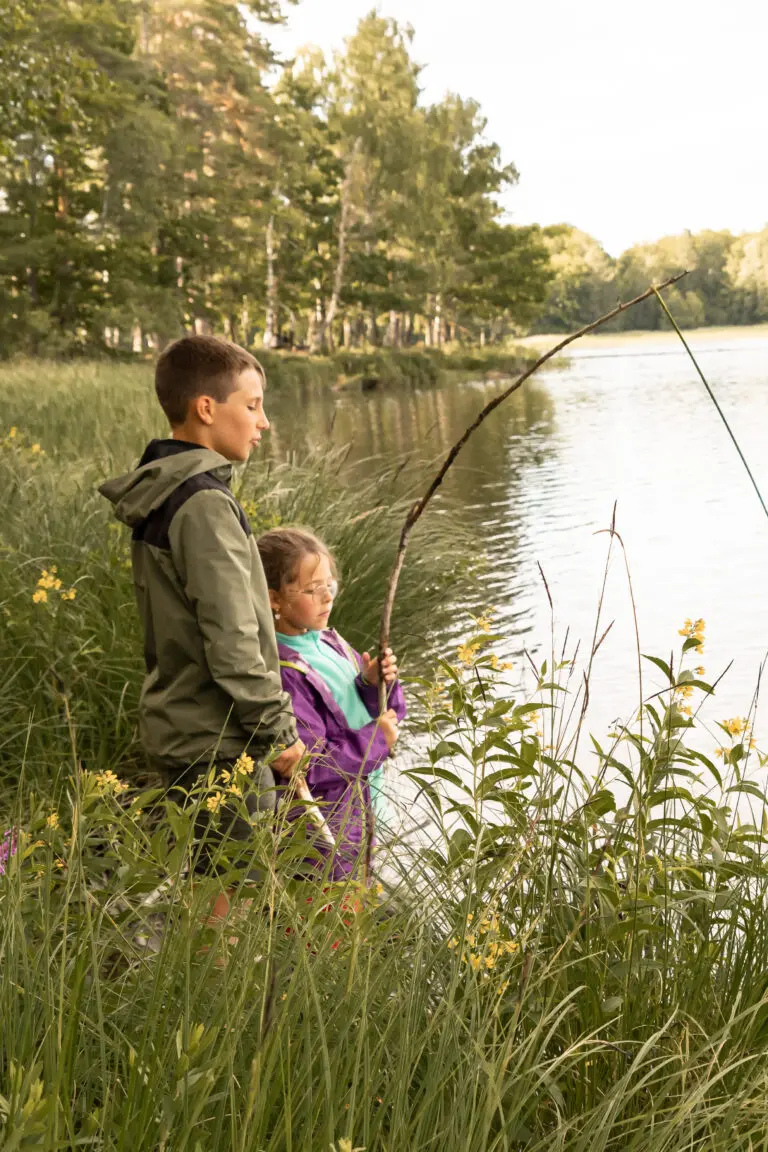 pêche - vacances en Suède - voyager avec des enfants - excursion en canoë en Suède - voyages avec des enfants