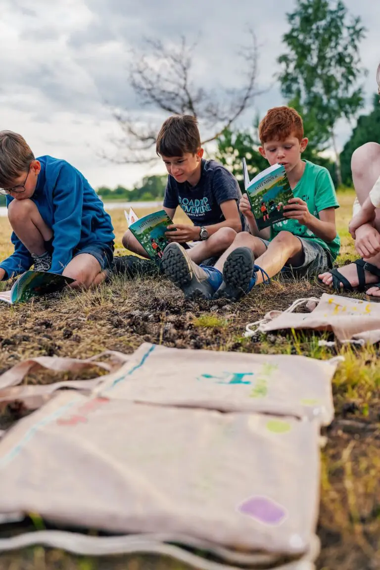 kinderen knutselen - vakantie zweden - met kinderen op reis - kanotocht Zweden- reizen met kinderen