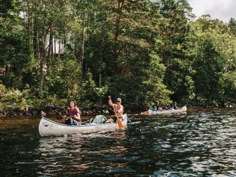 famille dans un canoë en Suède - vacances en Suède - voyage avec des enfants - balade en canoë en Suède - voyages avec des enfants