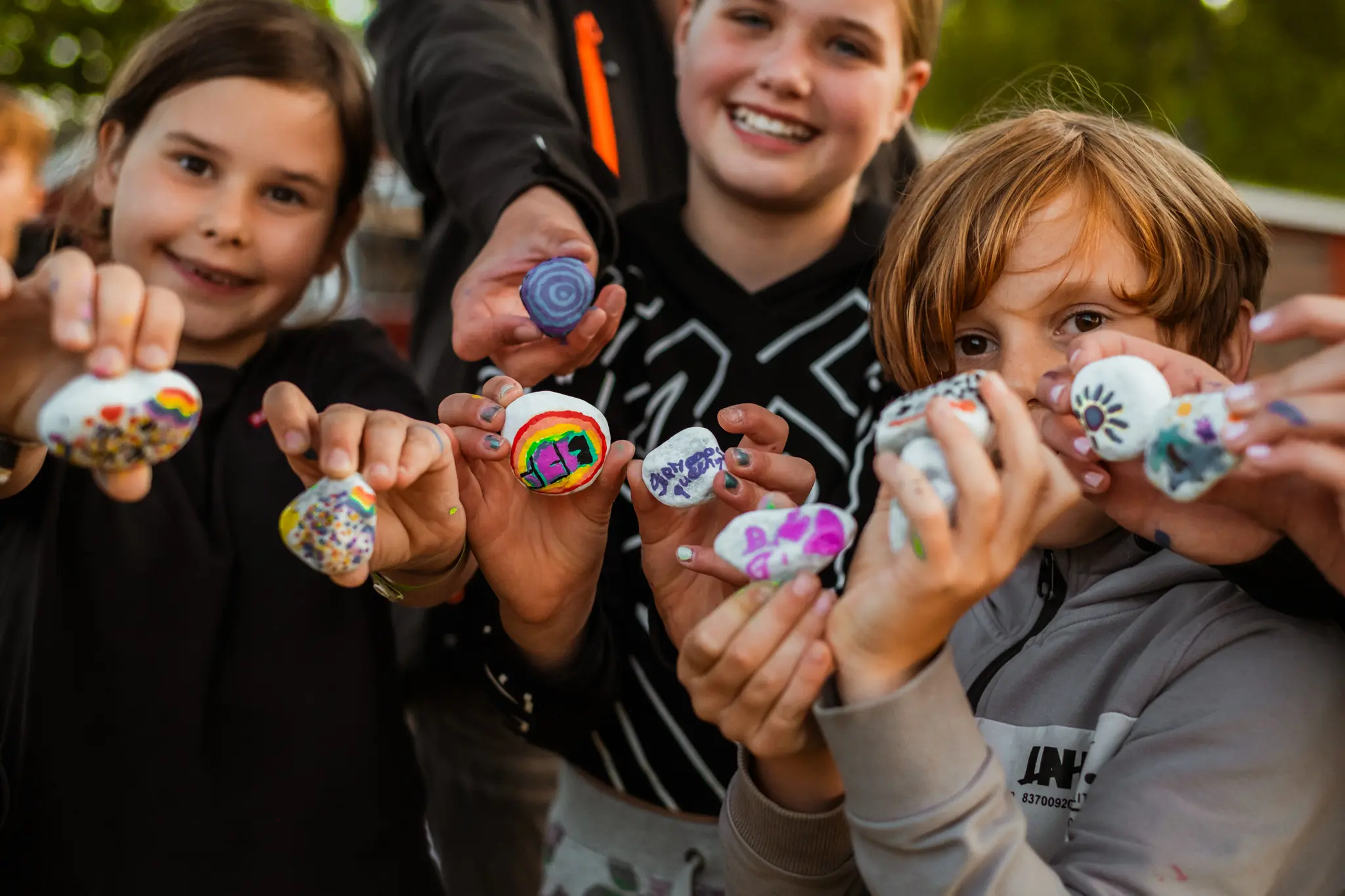 kinderen met geverfde stenen