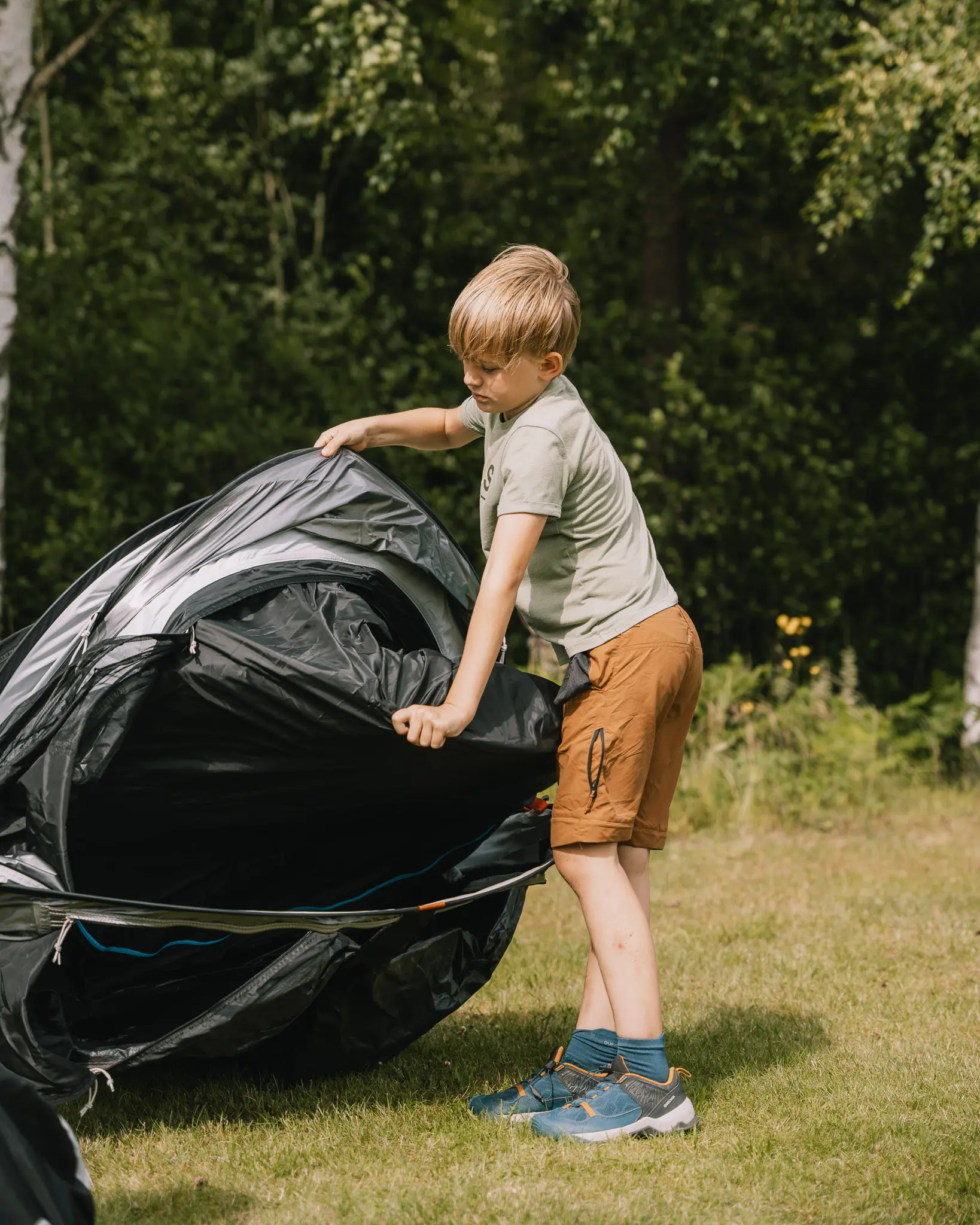 kind zet tent op