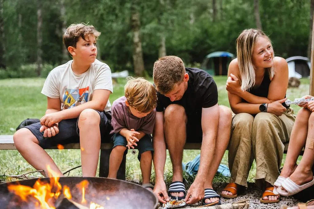 kinderen maken vuur