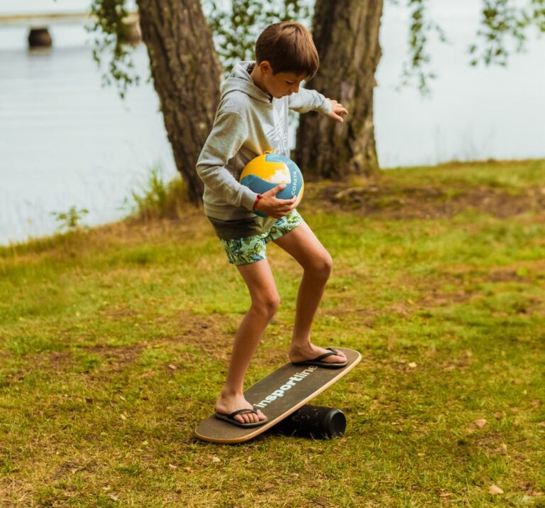 jongen op balance board