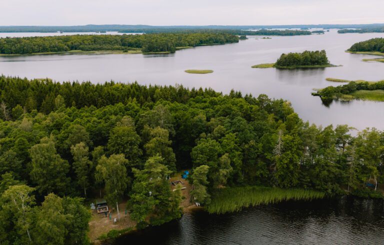 Drone shot Zweden - vakantie zweden - met kinderen op reis - kanotocht Zweden- reizen met kinderen