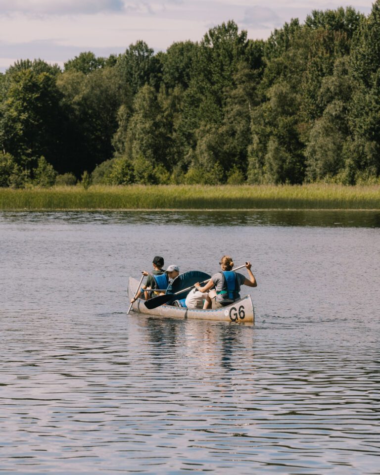 familie in een kano - vakantie zweden - met kinderen op reis - kanotocht Zweden- reizen met kinderen