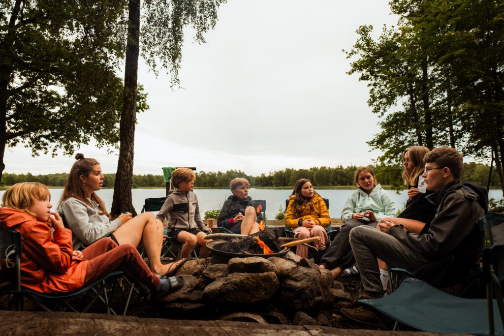 familie aan het kamperen - vakantie zweden - met kinderen op reis - kanotocht Zweden- reizen met kinderen