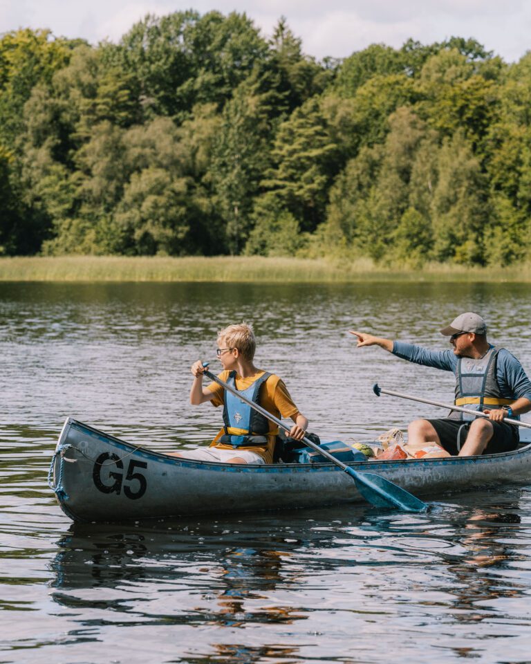 familie gaat kanoën - vakantie zweden - met kinderen op reis - kanotocht Zweden- reizen met kinderen