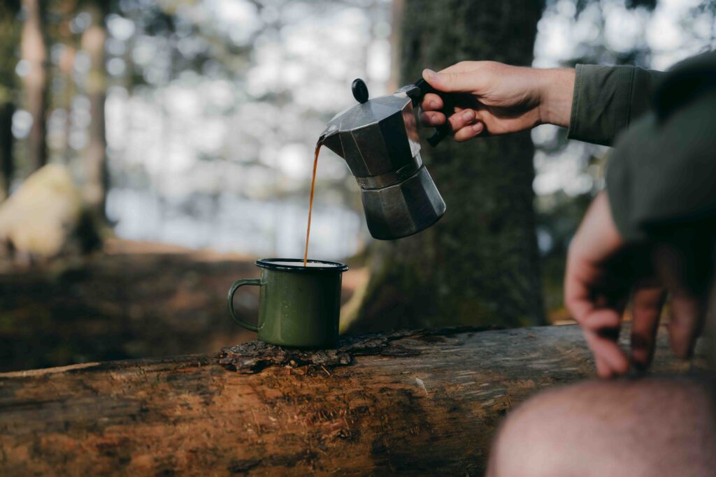 koffie drinken - vakantie zweden - met kinderen op reis - kanotocht Zweden- reizen met kinderen