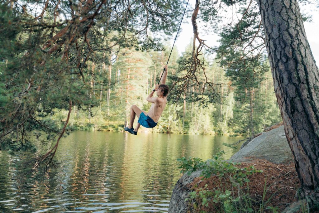 touw zwaaien - vakantie zweden - met kinderen op reis - kanotocht Zweden- reizen met kinderen