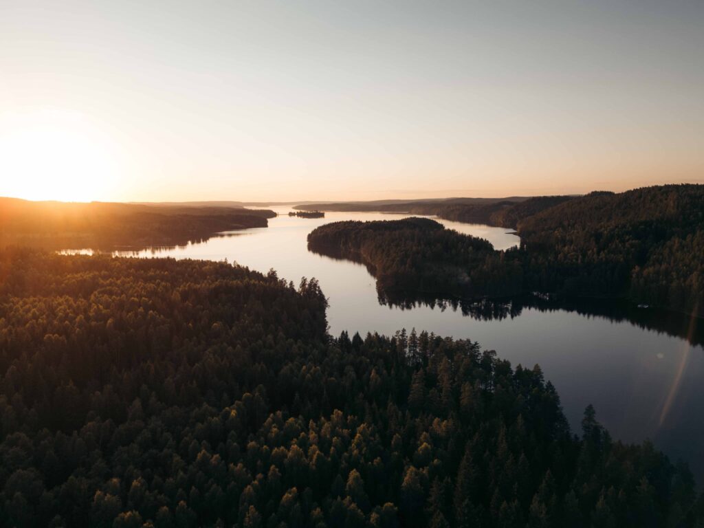 drone beeld dalsland - vakantie zweden - met kinderen op reis - kanotocht Zweden- reizen met kinderen