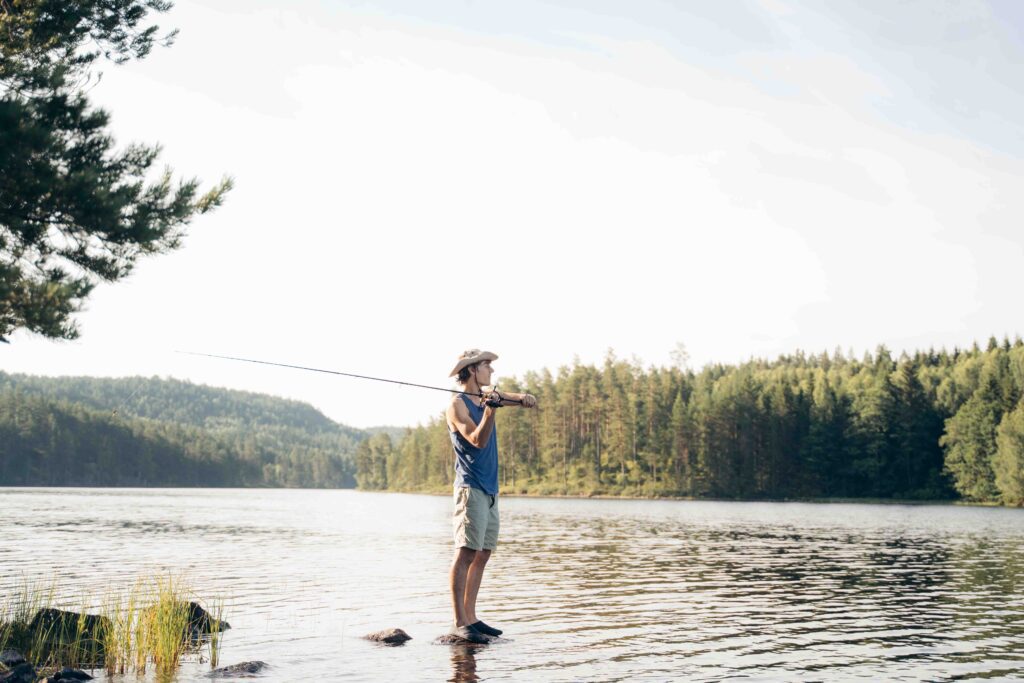 vissen in zweden - vakantie zweden - met kinderen op reis - kanotocht Zweden- reizen met kinderen