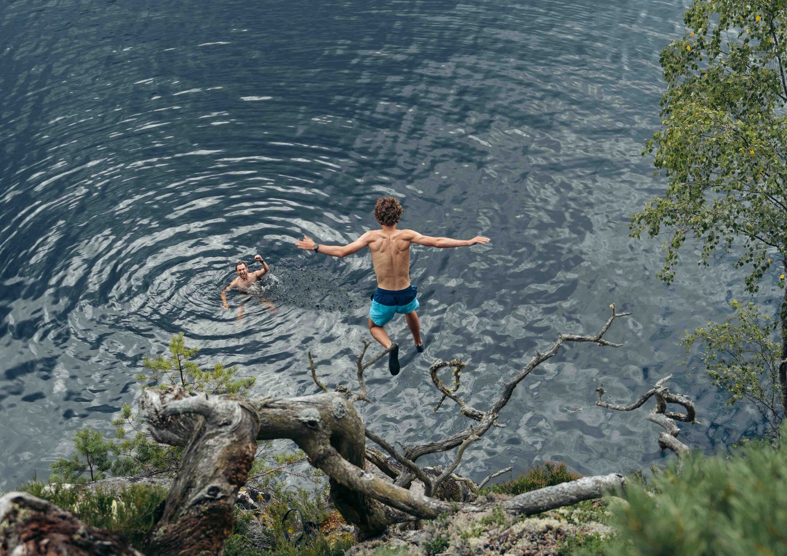 cliff jumping in zweden - vakantie zweden - met kinderen op reis - kanotocht Zweden- reizen met kinderen